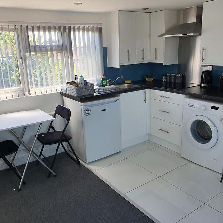 New Self Contained Flat,In Hayes, Free Parking Hotel Northolt  Eksteriør billede