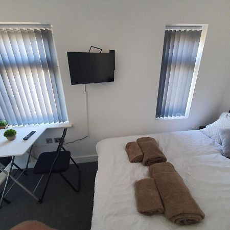 New Self Contained Flat,In Hayes, Free Parking Hotel Northolt  Eksteriør billede