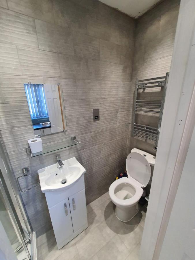 New Self Contained Flat,In Hayes, Free Parking Hotel Northolt  Eksteriør billede