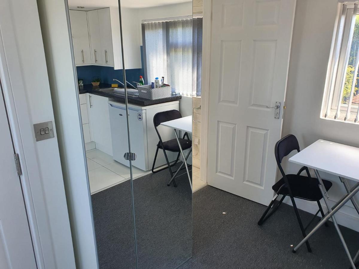 New Self Contained Flat,In Hayes, Free Parking Hotel Northolt  Eksteriør billede