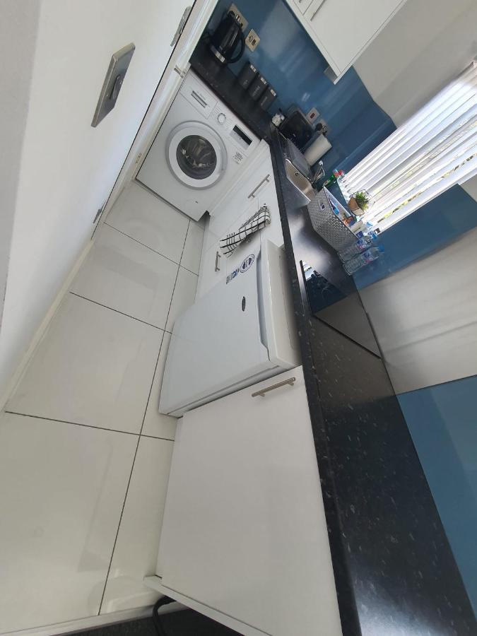 New Self Contained Flat,In Hayes, Free Parking Hotel Northolt  Eksteriør billede