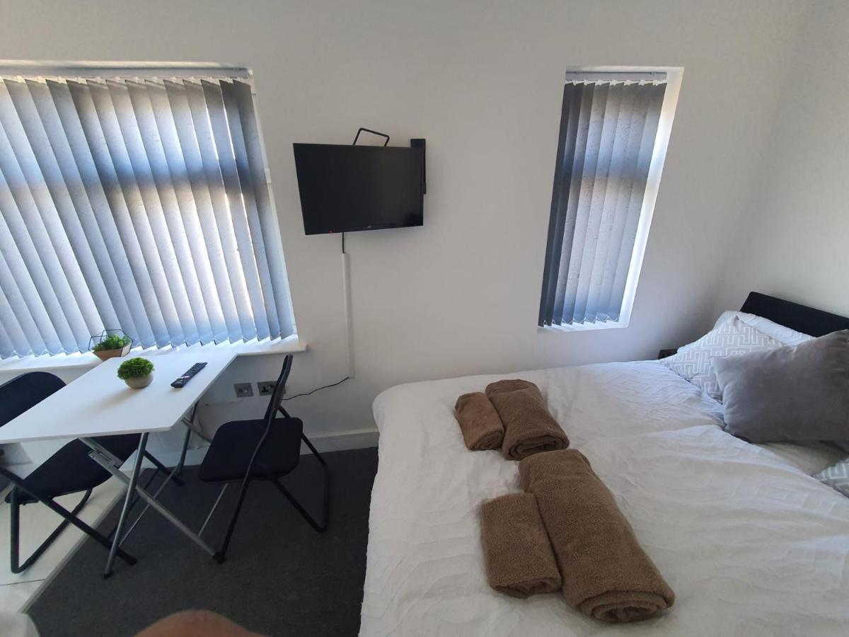 New Self Contained Flat,In Hayes, Free Parking Hotel Northolt  Eksteriør billede