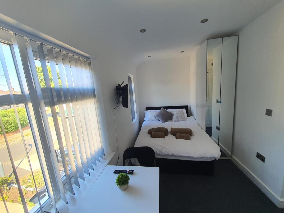 New Self Contained Flat,In Hayes, Free Parking Hotel Northolt  Eksteriør billede