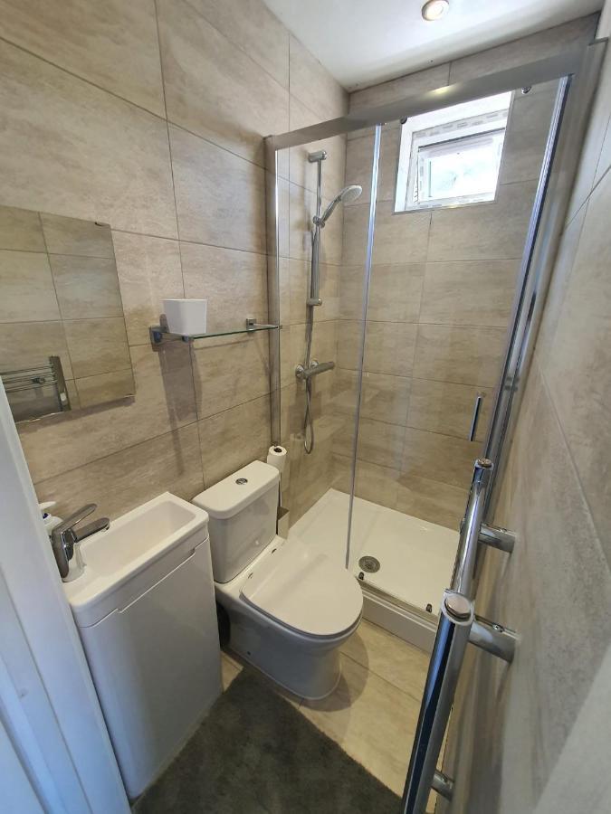 New Self Contained Flat,In Hayes, Free Parking Hotel Northolt  Eksteriør billede