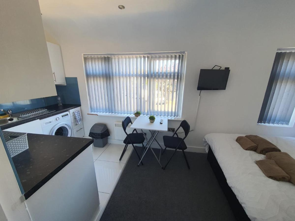 New Self Contained Flat,In Hayes, Free Parking Hotel Northolt  Eksteriør billede